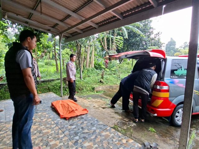 Bayi Perempuan Ditemukan Tewas Mengambang di Kolam