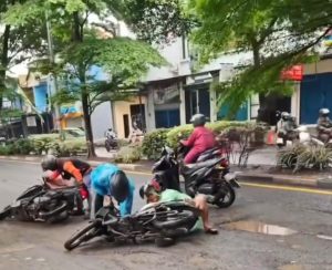 Pemotor jatuh di Jalan Juanda berlubang