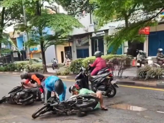 Jalan Juanda Berlubang, Banyak Pengendara Motor Terjatuh