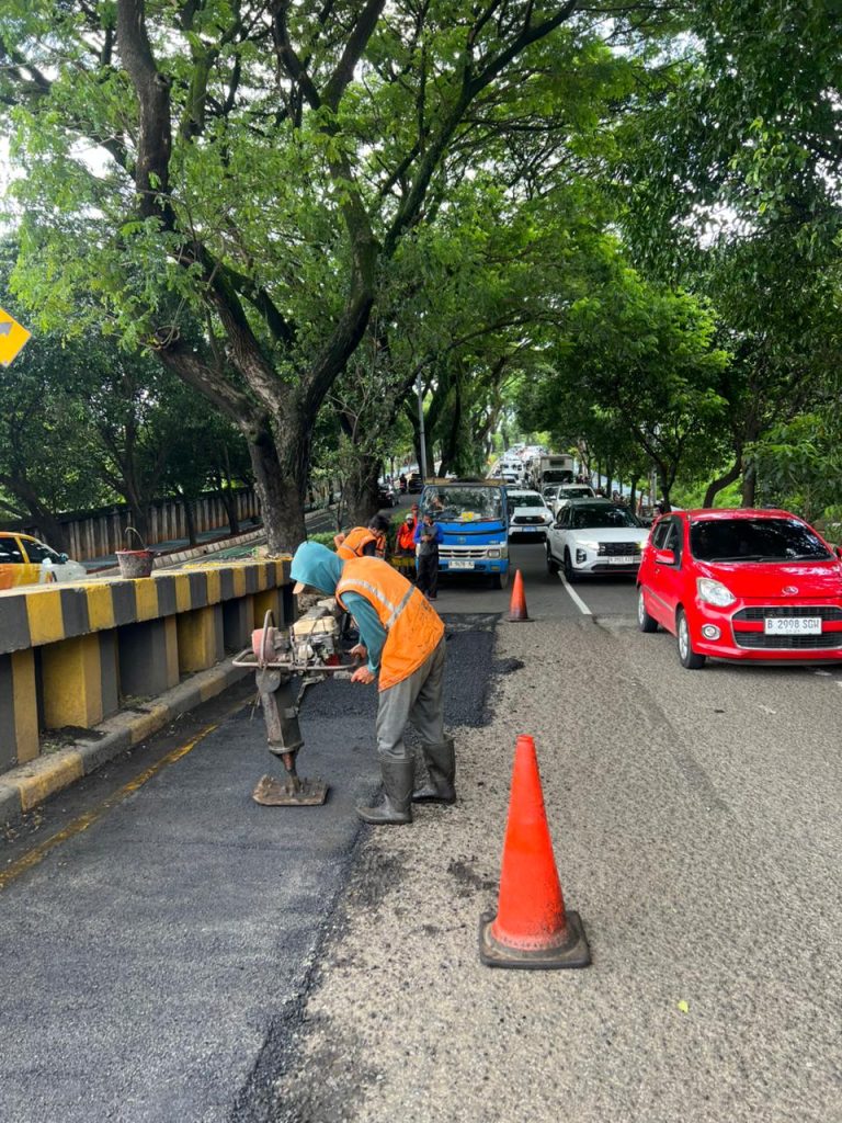 Penambalan jalan berlubang