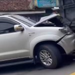 Gagal Nanjak, Truk ‘Nyium’ Fortuner Hingga Ringsek di Tanjakan Yappan