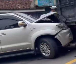 truk tabrak fortuner di sawangan