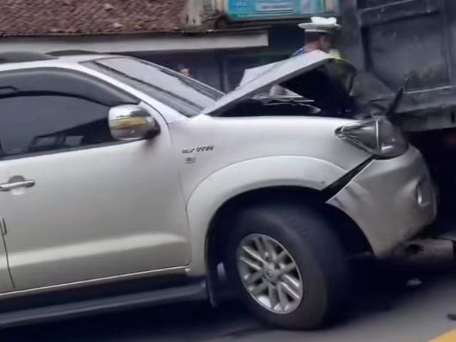 Gagal Nanjak, Truk ‘Nyium’ Fortuner Hingga Ringsek di Tanjakan Yappan