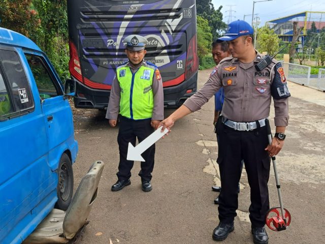 Nyenggol Angkot Sedang di Bengkel, Penumpang Honda Genio Tewas Terlindas Bus P.O Haryanto di Jalan Raya Bogor
