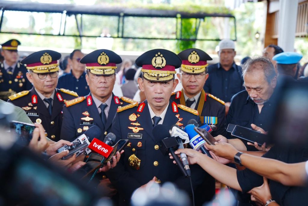 Kapolri Listyo Sigit saat pemakaman Eyang Meri