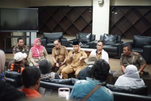 Wali Kota Depok temui massa pendemo di Balai Kota