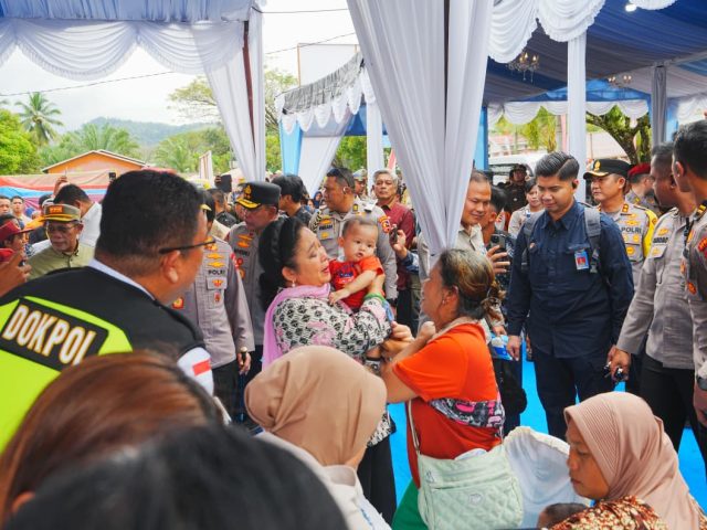 Titiek Soeharto Apresiasi Polri Atas Kunjungan ke Huntara dan Berikan Bantuan untuk Korban Bencana di Tapteng