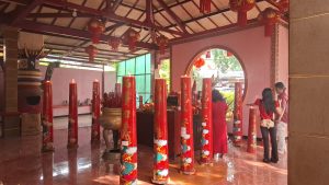 Umat Tionghoa saat ibadah Tahun baru Imlek