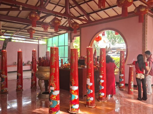 Tengok Khusyuknya Umat Tionghoa saat Ibadah di  Vihara Gayatri