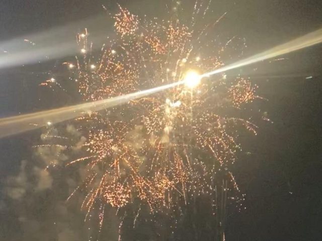 Begini Antusias Warga Depok Saksikan Pesta Kembang Api Saat Imlek