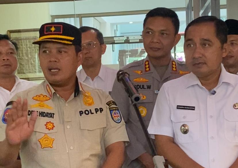 Kepala Satpol PP Depok, Dede Hidayat bersama Wakil Wali Kota Depok, Chandra Rahmansyah