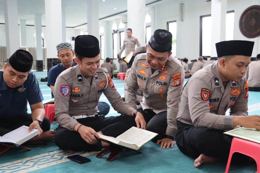 Polisi Mengaji di Polres Depok