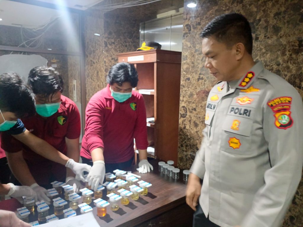 Kapolres meninjau pelaksanaan tes urine