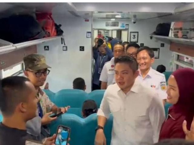 Tinjau Langsung Fasilitas Layanan Kereta Api, Seskab Teddy Ingin Warga Terlayani dengan Baik