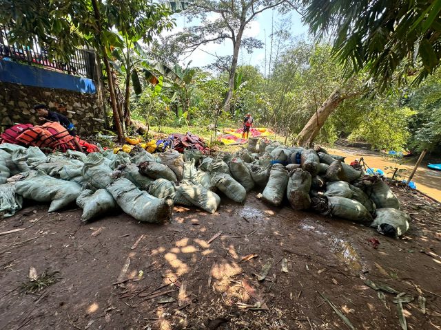 Langkah Nyata PT Tirta Asasta Bersihkan Sungai Ciliwung, 10 Ton Sampah Diangkut