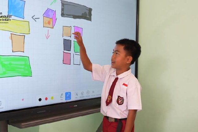 Penggunaan Papan Digital Interaktif Mampu Dongkrak Tingkat Kehadiran Murid ke Sekolah