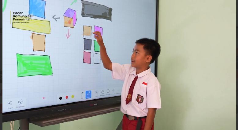 Siswa gunakan papan digital interakfit saat belajar