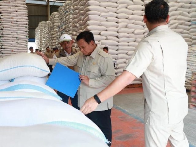 Prabowo Sidak Gudang Bulog Danurejo Pastikan Stok Beras Aman