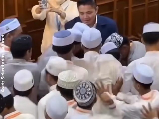 Teddy Sambut Kehadiran 300 Santri dan Santriwati Ponpes Qurrotu Nafsin ke Istana Presiden