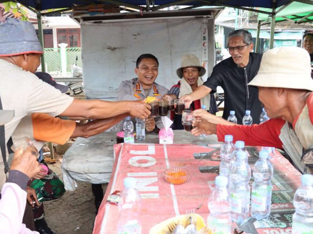 Tengok Kedekatan Kapolres Depok dengan Warga Sambil Ngopi