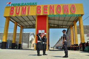 Ilustrasi kawasan pergudangan milik PT Bumi Benowo Sukses Sejahtera Tbk (BBSS) dengan latar grafik penurunan kinerja keuangan semester I 2026.