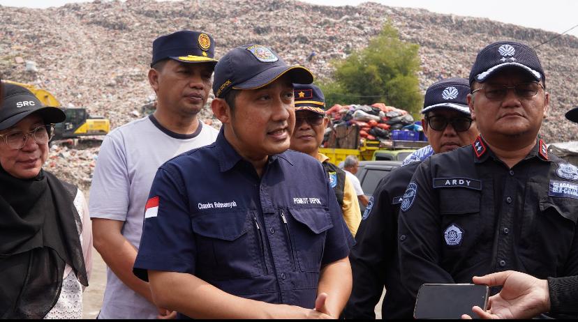 Wakil Wali Kota Depok, Chandra Rahmansyah tinjau kebakaran di TPA Cipayung
