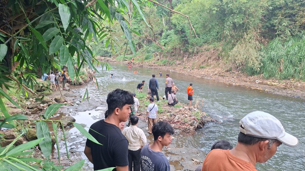Bocah hanyut di Kali Ciliwung