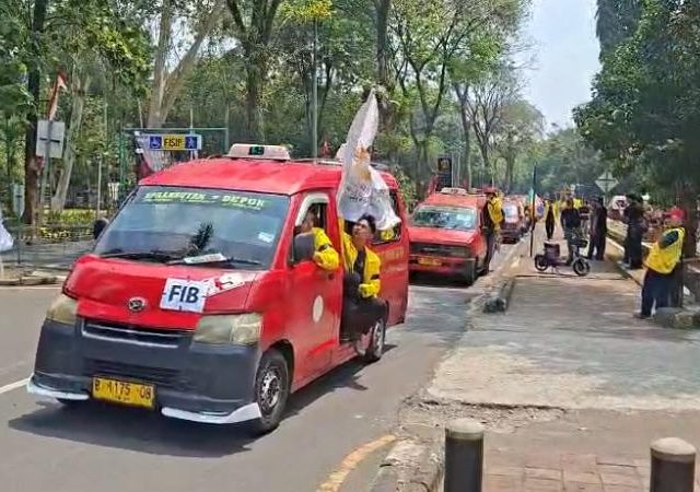 Mahasiswa UI Bawa 8 Tuntutan ke Pemerintah Pakai 52 Angkot dari Depok Menuju Bundaran HI