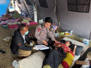 Korbrimob bantu korban gempa di NTT