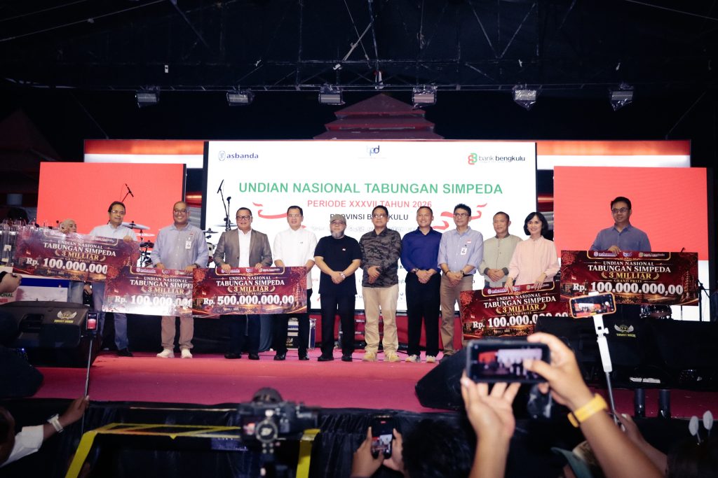 Malam puncak penarikan Undian Nasional Tabungan Simpeda 2026 di Halaman Kantor Gubernur Bengkulu