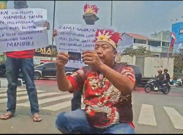 Warga Depok Bakar Kartu ATM Bank Mandiri di Pusat Keramaian Jalan Margonda