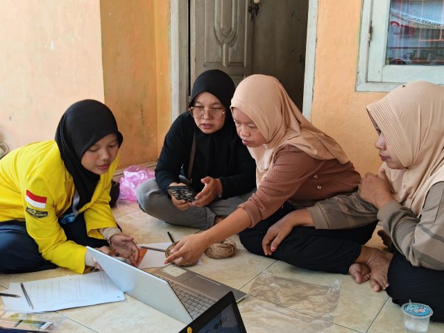 PANGLIMAJA Salam UI Dorong Kerajinan Limbah Kertas Tegalmaja Naik Kelas