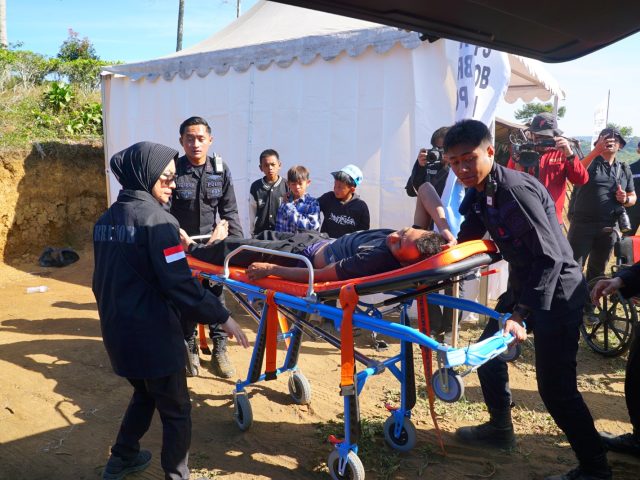 Sambut HUT ke-81, Korps Brimob Polri Gelar Bakti Kesehatan dan Bantuan Sosial di Gunung Halimun Bogor