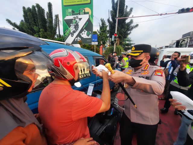Polres Depok Sebar 1.000 Masker untuk Pengendara Motor dan Ojol