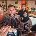 DEPOK- Kepala Kantor Imigrasi Kelas I Non TPI Depok, Irvan Triansyah angkat bicara soal warga Depok yang menjadi tentara Rusia yaitu Wahyu Oktavian Iskandar (WOI) alias Yayan. Ia tercatat sebagai warga Rangkapan Jaya Baru, Kecamatan Pancoran Mas, Depok. Irvan mengatakan, Yayan melakukan penggantian paspor di Kantor Imigrasi Kelas I Non TPI Depok pada April 2026. “Ya, kalau berdasarkan data kami di Imigrasi Depok, inisial WOI itu membuat paspor, penggantian paspor, itu di tanggal 6 April 2026. yang bersangkutan melakukan penggantian paspor di Kantor Imigrasi Depok,” katanya, Kamis (3/9/2026). Dari hasil wawancara petugas saat itu, Yayan akan melakukan perjalanan ke Malaysia dengan tujuan usaha. Yayan mengaku memiliki usaha jual beli tas dan sepatu branded di Depok. “Sesuai dengan SOP kami, menggunakan M-Paspor, dan juga sudah kami wawancarai, di mana hasil wawancara tersebut WOI menyampaikan bahwa tujuannya untuk wisata ke Malaysia dan mendukung usahanya sebagai penjual sepatu dan tas branded secara online di Depok,” ujarnya. Yayan sebelumnya sudah pernah membuat paspor di Jakarta Selatan. Kemudian pada April 2026 dia melakukan penggantian di Imigrasi Depok. “Paspor pertama itu dari Jakarta Selatan, terus penggantian ke Kantor Imigrasi Depok,” tegasnya. Irvan menuturkan tidak mengetahui rute perjalanan yang dilakukan Yayan hingga akhirnya sampai ke Rusia. Hanya saja ditekankan bahwa saat wawancara pembuatan paspor, Yayan mengaku akan menuju negara Malaysia. “Kalau dari data kami kurang mengetahui karena memang harus dicek di data perlintasan keimigrasian. Karena memang tidak ada penerbangan langsung ke Rusia, ya. Kalau dari hasil wawancara, yang bersangkutan tujuannya wisata,” ungkapnya. Dari data yang didapat, Yayan adalah warga sipil yang berwiraswasta. Saat wawancara pun tidak ada indikasi bahwa Yayan akan pergi ke Rusia. “Kalau berdasarkan datanya itu karyawan, wiraswasta. Pada saat dilakukan pendalaman wawancara juga tujuannya hanya untuk wisata dan mendukung usahanya sebagai UMKM di Depok,” tukasnya. Irvan menuturkan pihaknya sudah melaporkan hal ini pada pihak terkait. Untuk mengantisipasi hal serupa, pihaknya akan lebih memperketat dalam proses wawancara nantinya. “Sudah. Kami akan lebih teliti lagi dalam wawancara paspor terkait hal tersebut karena memang isu sekarang terkait perekrutan militer di Indonesia, ya,” ucapnya. Sesuai undang-undang Pasal 23 Nomor 12 Tahun 2006 tentang Kewarganegaraan Republik Indonesia maka Yayan kehilangan kewarganegaraannya karena masuk dalam dinas tentara asing tanpa izin dari Presiden. “Kalau sesuai undang-undang kewarganegaraan, setiap warga negara Indonesia yang ikut berpartisipasi dalam militer asing tanpa izin tertulis dari Presiden itu akan kehilangan kewarganegaraan,” pungkasnya.