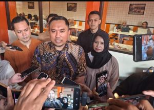 DEPOK- Kepala Kantor Imigrasi Kelas I Non TPI Depok, Irvan Triansyah angkat bicara soal warga Depok yang menjadi tentara Rusia yaitu Wahyu Oktavian Iskandar (WOI) alias Yayan. Ia tercatat sebagai warga Rangkapan Jaya Baru, Kecamatan Pancoran Mas, Depok. Irvan mengatakan, Yayan melakukan penggantian paspor di Kantor Imigrasi Kelas I Non TPI Depok pada April 2026. “Ya, kalau berdasarkan data kami di Imigrasi Depok, inisial WOI itu membuat paspor, penggantian paspor, itu di tanggal 6 April 2026. yang bersangkutan melakukan penggantian paspor di Kantor Imigrasi Depok,” katanya, Kamis (3/9/2026). Dari hasil wawancara petugas saat itu, Yayan akan melakukan perjalanan ke Malaysia dengan tujuan usaha. Yayan mengaku memiliki usaha jual beli tas dan sepatu branded di Depok. “Sesuai dengan SOP kami, menggunakan M-Paspor, dan juga sudah kami wawancarai, di mana hasil wawancara tersebut WOI menyampaikan bahwa tujuannya untuk wisata ke Malaysia dan mendukung usahanya sebagai penjual sepatu dan tas branded secara online di Depok,” ujarnya. Yayan sebelumnya sudah pernah membuat paspor di Jakarta Selatan. Kemudian pada April 2026 dia melakukan penggantian di Imigrasi Depok. “Paspor pertama itu dari Jakarta Selatan, terus penggantian ke Kantor Imigrasi Depok,” tegasnya. Irvan menuturkan tidak mengetahui rute perjalanan yang dilakukan Yayan hingga akhirnya sampai ke Rusia. Hanya saja ditekankan bahwa saat wawancara pembuatan paspor, Yayan mengaku akan menuju negara Malaysia. “Kalau dari data kami kurang mengetahui karena memang harus dicek di data perlintasan keimigrasian. Karena memang tidak ada penerbangan langsung ke Rusia, ya. Kalau dari hasil wawancara, yang bersangkutan tujuannya wisata,” ungkapnya. Dari data yang didapat, Yayan adalah warga sipil yang berwiraswasta. Saat wawancara pun tidak ada indikasi bahwa Yayan akan pergi ke Rusia. “Kalau berdasarkan datanya itu karyawan, wiraswasta. Pada saat dilakukan pendalaman wawancara juga tujuannya hanya untuk wisata dan mendukung usahanya sebagai UMKM di Depok,” tukasnya. Irvan menuturkan pihaknya sudah melaporkan hal ini pada pihak terkait. Untuk mengantisipasi hal serupa, pihaknya akan lebih memperketat dalam proses wawancara nantinya. “Sudah. Kami akan lebih teliti lagi dalam wawancara paspor terkait hal tersebut karena memang isu sekarang terkait perekrutan militer di Indonesia, ya,” ucapnya. Sesuai undang-undang Pasal 23 Nomor 12 Tahun 2006 tentang Kewarganegaraan Republik Indonesia maka Yayan kehilangan kewarganegaraannya karena masuk dalam dinas tentara asing tanpa izin dari Presiden. “Kalau sesuai undang-undang kewarganegaraan, setiap warga negara Indonesia yang ikut berpartisipasi dalam militer asing tanpa izin tertulis dari Presiden itu akan kehilangan kewarganegaraan,” pungkasnya.