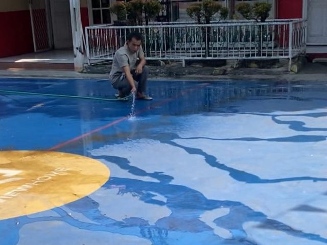 Siswa PJJ, Petugas SDN Anyelir 1 Bersihkan Lingkungan Sekolah