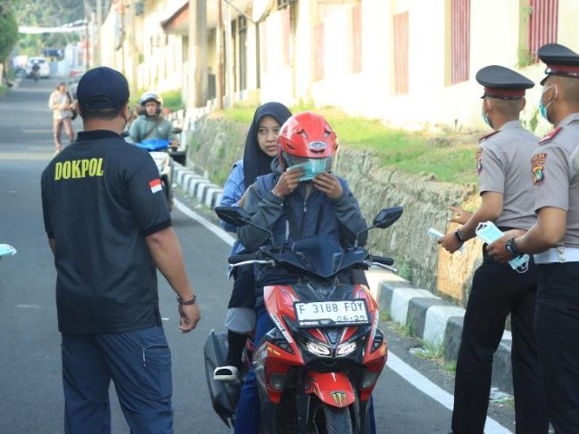Siswa SPN PMJ Bagikan Masker untuk Warga Bogor yang Terdampak Erupsi Gunung Anak Krakatau
