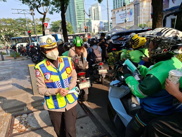 Ditlantas Polda Metro Jaya Bagikan 30.000 Masker kepada Pengemudi Ojol di Tengah Sebaran Abu Vulkanik