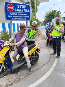 Kendaraan lawan arus