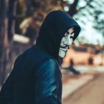 ilustrasi pelaku pakai masker dan hoodie
