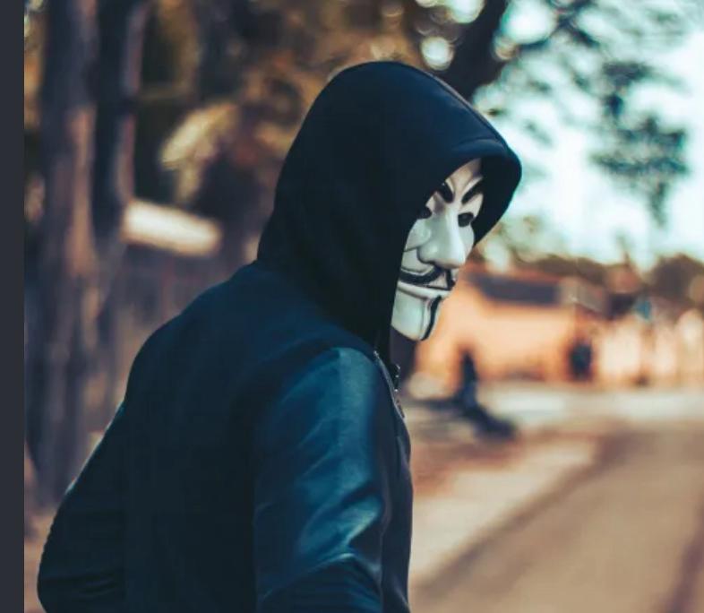 ilustrasi pelaku pakai masker dan hoodie