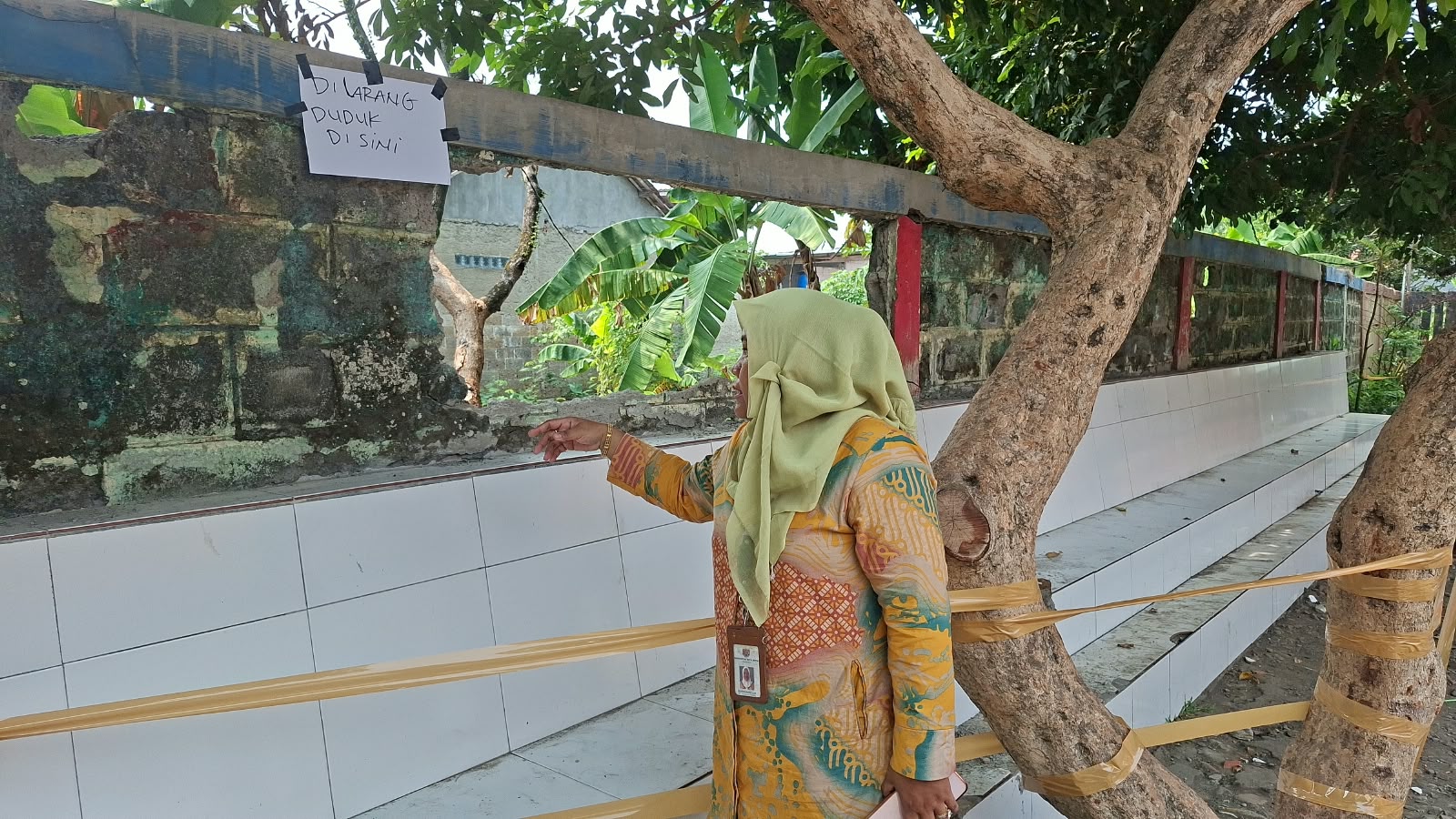 Tembok SDN Tapos 3 ambruk