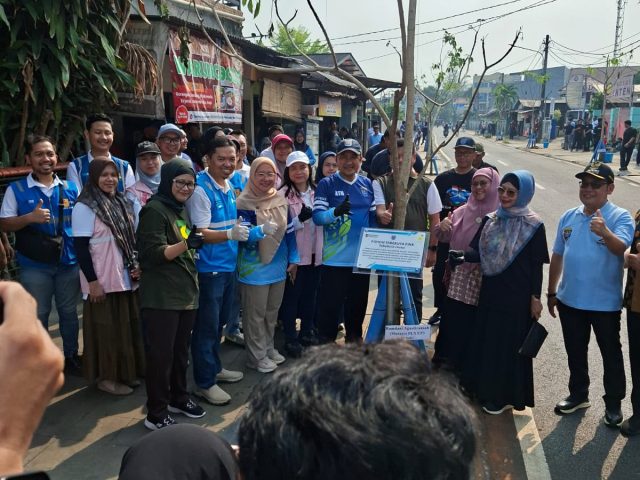 Dukung Revitalisasi Penghijauan, RS Puri Cinere Serahkan Pohon Tabebuya ke Pemkot Depok