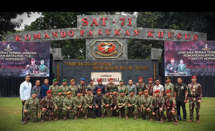 Di Tengah Kesibukan, Seskab Teddy Indra Wijaya Hadiri Sertijab Komandan Batalyon Rekan Seangkatan