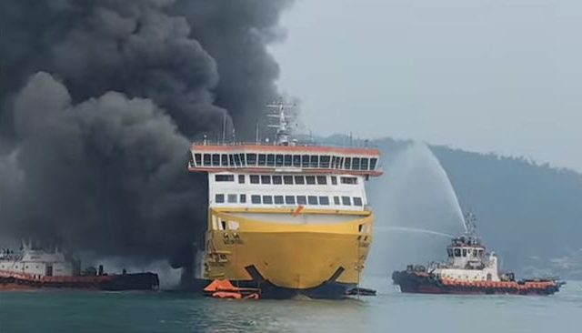 KMP Batumandi Milik ASDP Terbakar di Perairan Merak, 420 Penumpang Selamat